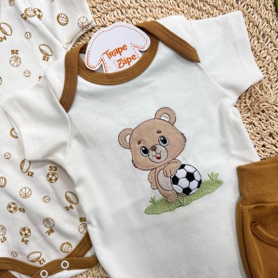  CONJ. DE MALHA 3 PEÇAS - Ursinho com Bola de Futebol - Off White e Caramelo